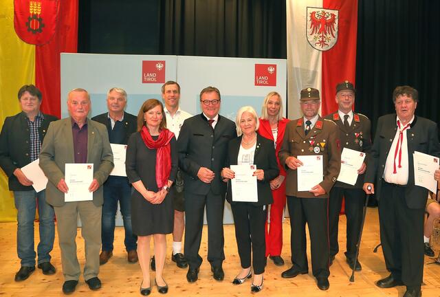 LH Günther Platter (mitte) und die Ausgezeichneten aus der Gemeinde Haiming mit Bürgermeisterin Michaela Ofner (4. v. re.) und Eva Loidhold (BH von Imst, 4. v. li.) bei der Ehrung. | Foto: Land Tirol/Frischauf-Bild