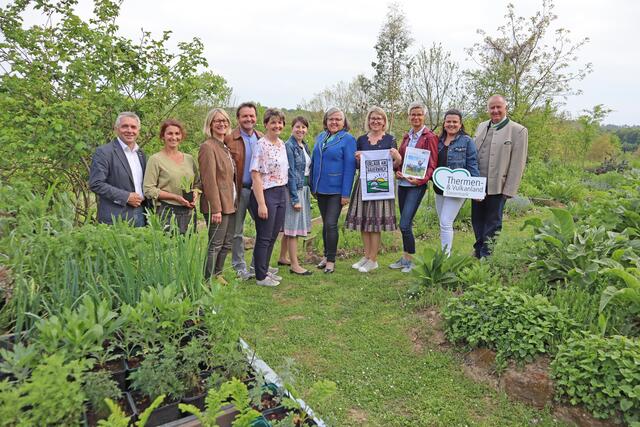 Urlaub am Bauernhof Vorstand der Region Südoststeiermark mit Ehrengästen im Garten von Andrea Bregar. | Foto: Woche