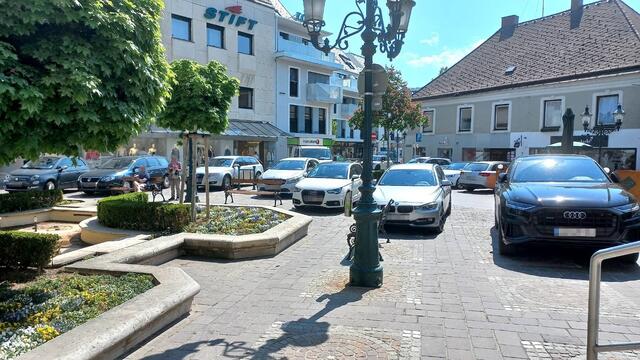 Jeden Tag stehen unzählige Autos im Parkverbot zwischen Stift und Erste Bank.  | Foto: Veronika Holzmann