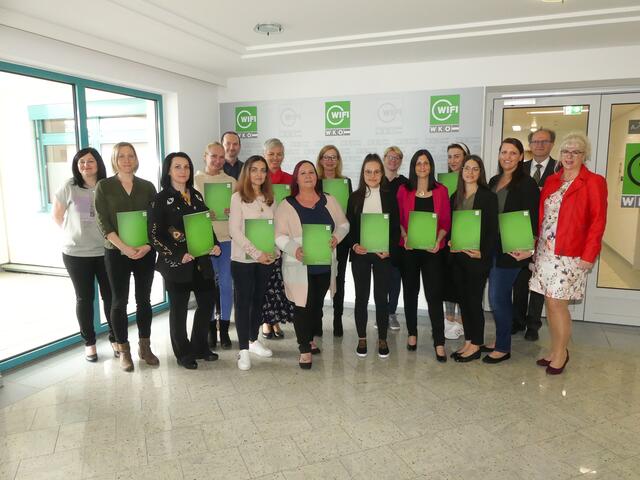 Vorne v.l.: Petra Schekolin (Unterfrauenheid), Jacqueline Krenn (Andau), Natia Kienast (Mattersburg), Ulrike Augustin (Au/Leithagebirge), Lisa-Maria Manet (Sarasdorf), Petra Lackner (Frauenkirchen), Raphaela Steurer (Stoob), Doris Leopold (Feistritz am Wechsel).

Hinten v.l.: Gabrijela Nose (Wien), Szilvia Makai (Fertöszeplak, Ungarn), Anne Zacsek (Neufeld), Nicole Giefing (Raiding), Maja Pandurevic (Siegendorf). | Foto: WKB
