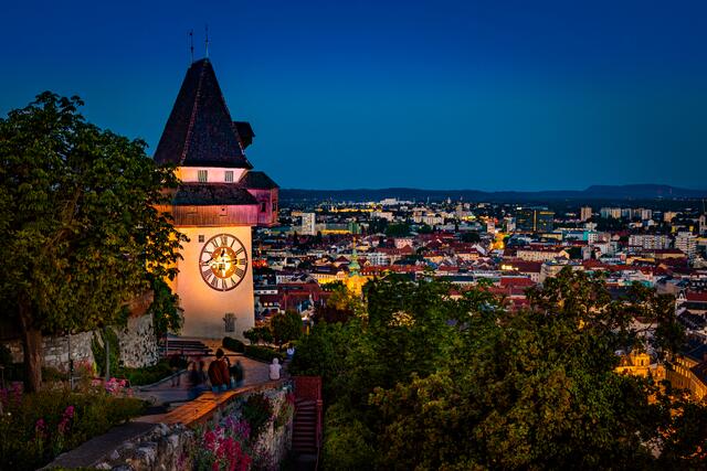 Der Schlossberg bietet auch abends einen atemberaubenden Ausblick über Graz. | Foto: Graz Tourismus /Werner Krug