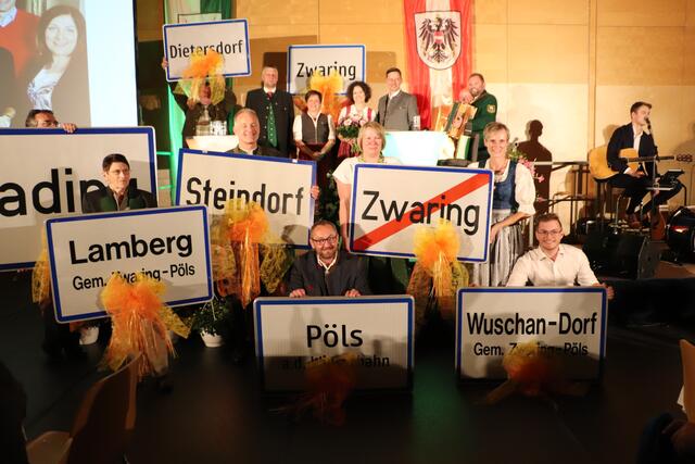 Waltraud Walch mit Lisa und Ernst Gödl und den sieben historischen Ortstafeln von Zwaring-Pöls. | Foto: Edith Ertl