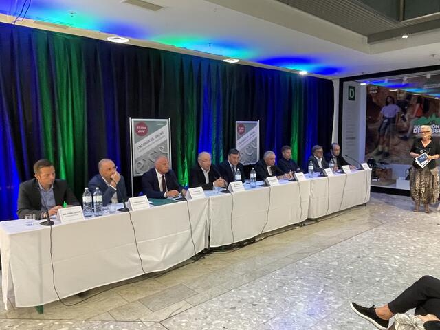 Ein hochkarätig besetztes Podium widmete sich dem Thema "Die Stadt braucht den Handel". | Foto: Hackl