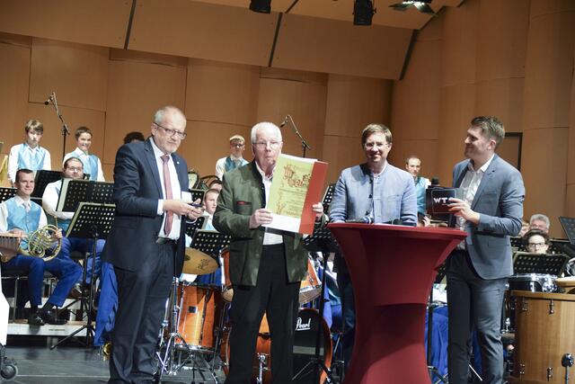 Erich Rondonell (2.v.l.) wurde zum Ehrenpräsidenten des EMV ernannt. | Foto: Stadt Wels
