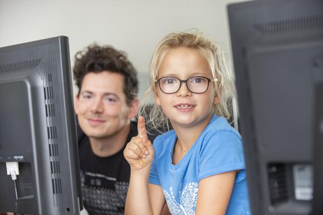 Die Kinder und Jugendlichen können gemeinsam mit jungen Trainer:innen in die Welt des Programmierens eintauchen. | Foto: Foto Fischer