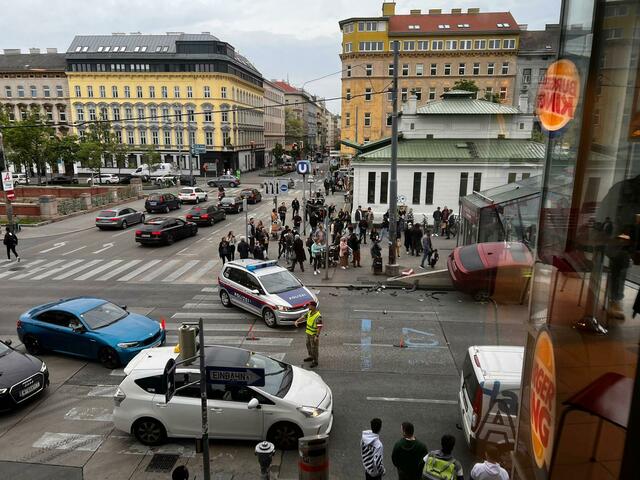 Die Polizei hat die Unfallstelle bereits abgesperrt. Ob bei dem Unfall jemand verletzt wurde ist derzeit noch unbekannt.  | Foto: privat