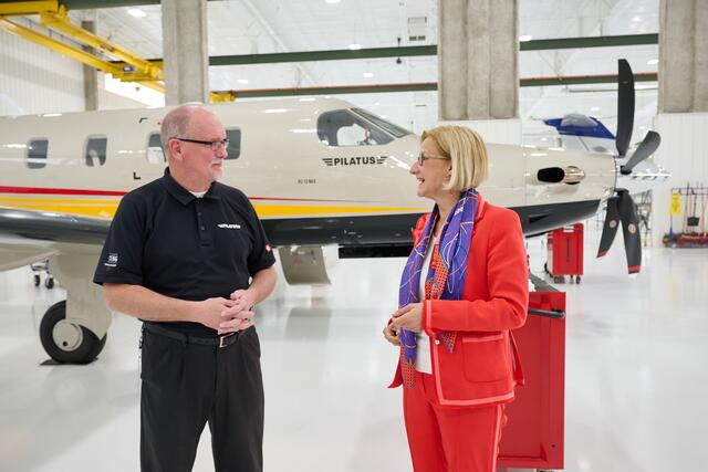Landeshauptfrau Johanna Mikl-Leitner mit einem Mitarbeiter der Firma Pilatus.

 | Foto: NLK/Pfeiffer