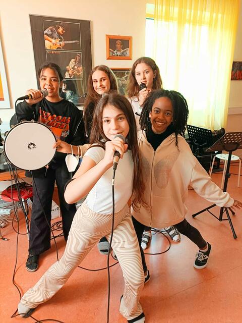 Die Schülerinnen der 3a komponierten das Lied "Peace is the way".  | Foto: Rosental