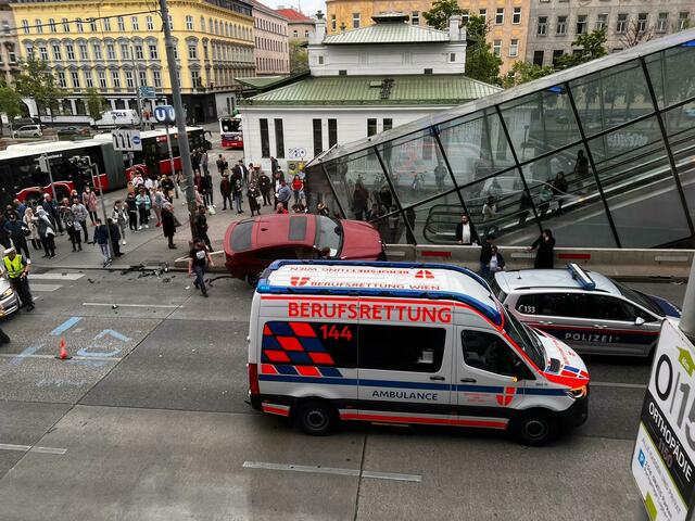 Das Fahrzeug fuhr gegen eine Beton-Leitplanke und kam zum Stillstand.  | Foto: privat