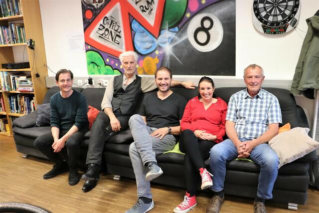 Machten es sich im JUZ gemütlich: v.l. Florian Arlt, Jasenko Conka, Christoph Ganster/WIKI, Annika Zangerle und Andreas Url. | Foto: Edith Ertl