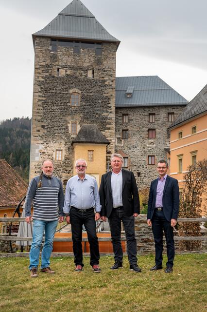 Organisator Markus Schimpl mit den Vortragenden Bernhard Otupal, Peter Endress und Herbert Saurugg auf der Burg Deutschlandsberg | Foto: Swen Gruber