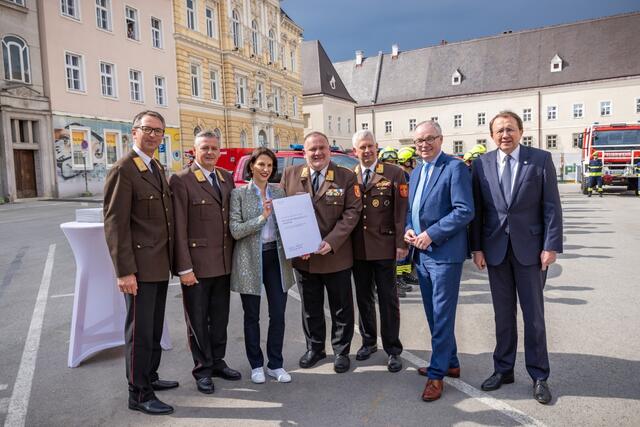 Von links: Landesfeuerwehrkommandant-Stv. Martin Boyer, Landesfeuerwehrkommandant Dietmar Fahrafellner, Europa-Ministerin Karoline Edtstadler, Bezirksfeuerwehrkommandant Rudolf Katzengruber, Bezirksfeuerwehrkommandant-Stv. Josef Fuchsberger von der FF Ernsthofen, Landeshauptfrau-Stv. Stephan Pernkopf und St. Pöltens Bürgermeister Matthias Stadler. | Foto: Bfkdo Amstetten
