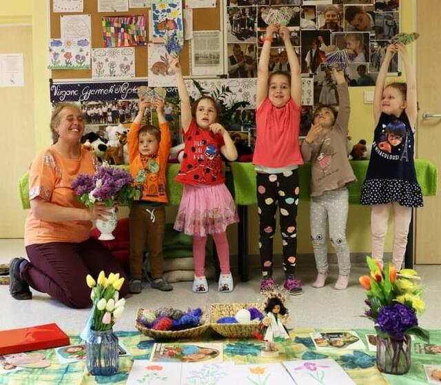 Katharina Dowas und die Kinder bastelten zum Muttertag. | Foto: BUKV