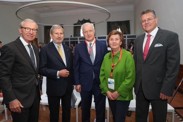 Landeshauptmann Wilfried Haslauer, EU Kommissar Johannes Hahn, Olli Rehn (früherer EU Kommissar, Governor Bank for Finland), Ex-Festspielpräsidentin Helga Rabl-Stadler und EU Kommissar Kommissar Maros Sefcovic  (v.l.) | Foto: Land Salzburg / Franz Neumayr