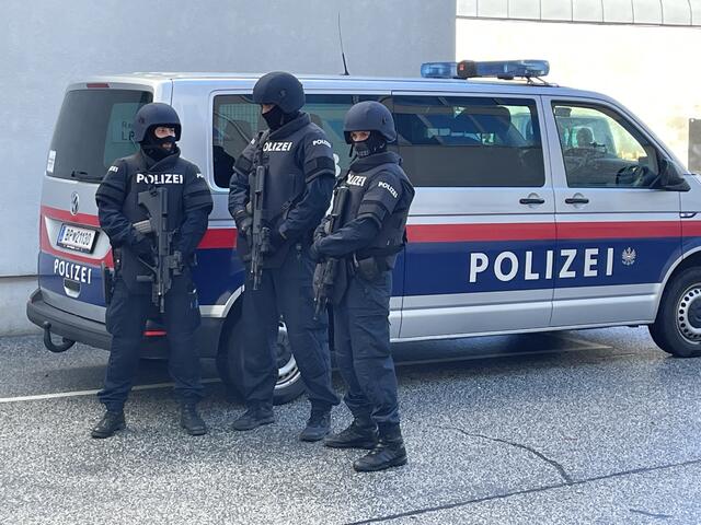 Die Polizei war mit zahlreichen Sondereinheiten vor Ort (Symbolbild).  | Foto: MeinBezirk.at