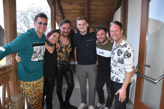 Julian Gigler (3.v.r.) mit den Bandmitgliedern von "Alle Achtung" im Naturparkzentrum Grottenhof. | Foto: Waltraud Fischer