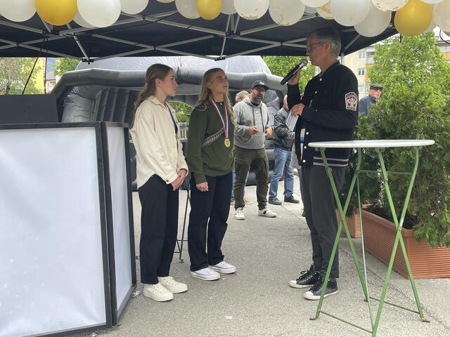 Emily Kern und Laura Pegutter im Interview mit Moderator Georg Herrmann. | Foto: Kendlbacher