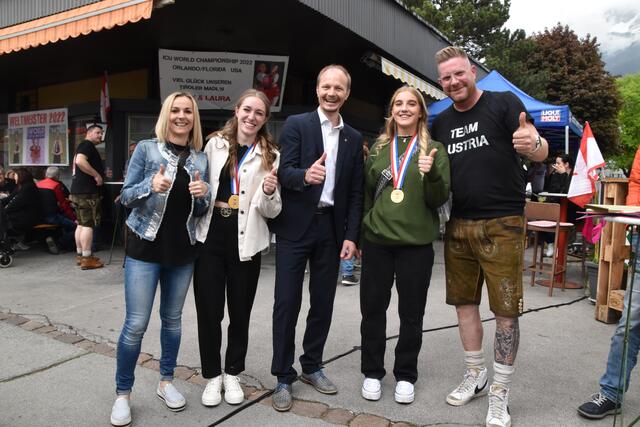 Mutter Carina mit Laura Pegutter, Vizebgm. Hannes Anzengruger, Emily Kern und Michael (Reichenauerstüberl Innsbruck) | Foto: Kendlbacher