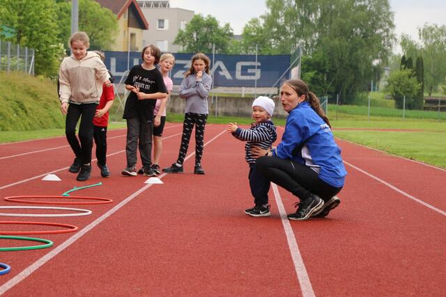Applaus für optimale Trainingsmöglichkeiten für Sportbegeisterte jeden Alters auf der sanierten Leichatlehtik-Anlage. | Foto: Eckhart Herbe