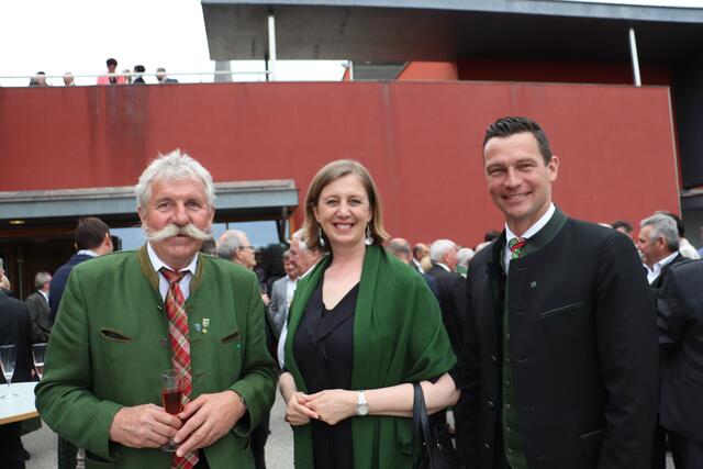 LR Barbara Eibinger-Miedl mit Stiwolls Bgm. a.D. Josef Brettenthaler und Stiwolls Bgm. Alfred Brettenthaler | Foto: Edith Ertl