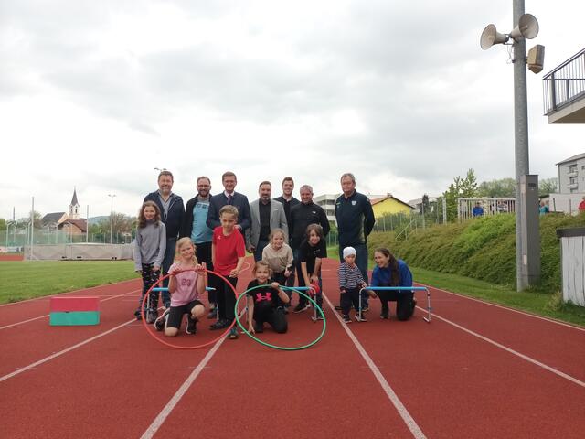 Mit dem Nachwuchs freuen sich Sektionsleiter Gerhard Kronsteiner, TSV-Obmann Martin Bernecker, LR Markus Achleitner, Bgm. Andreas Derntl, VBgm. Philipp Mascherbauer, Stefan Bachl (OÖLV), Bauverantwortlicher Günter Brandstetter und Jugendtrainerin Bettina Hötzenegger (v.l.) | Foto: Eckhart Herbe