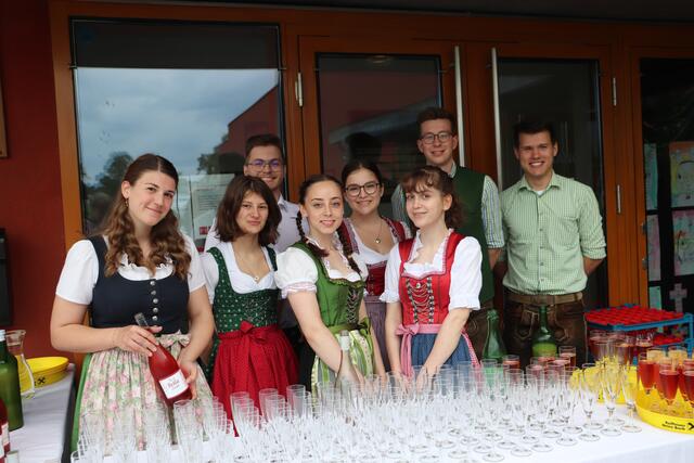 Die Landjugend Dobl versorgte die ankommenden Gäste | Foto: Edith Ertl