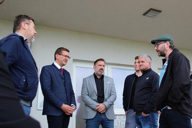 Bei seinem Besuch informierte sich LR Markus Achleitner bei Vorstand und Bürgermeister über die sanierte Anlage. | Foto: Eckhart Herbe