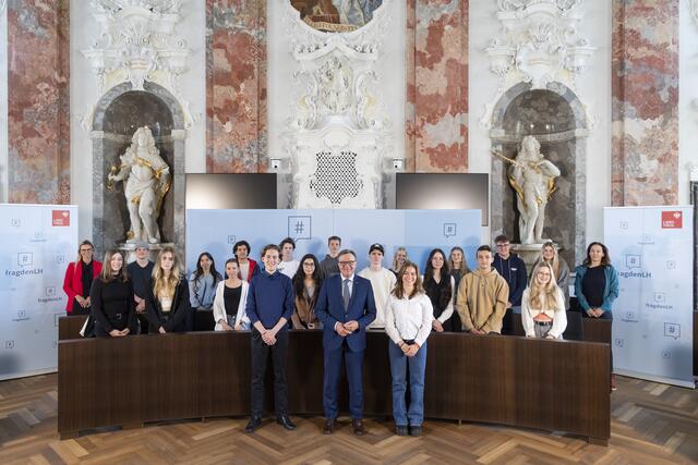 LH Platter mit den SchülerInnen der 6G des Meinhardinums Stams. | Foto: Land Tirol/Die Fotografen