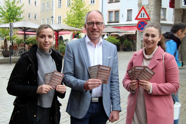 (v.li.n.re.: Ligia (Easystaff) Bürgermeister von Hallein Alexander Stangassinger und Hamide (Easystaff) | Foto: HKroBild