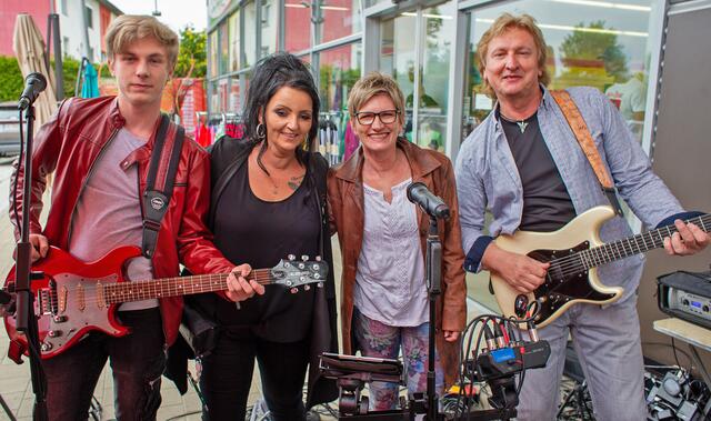 Daniela Krüttner mit "Hello Again" (Julian Dreier, Claudia Dreier und Hubert Dreier). | Foto: Roland Pössenbacher