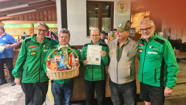 v.l.n.r.: Michel Schuster, Günter Schwab, Ingrid Langgassner, Karl Bachtrögler (Obmann AEV Eichgraben), Karl Baumgartner | Foto: Karl Baumgartner