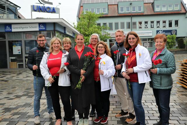 Ines Kerschhofer (2.v.l.) richtete sich nach dem Wetter und verschenkte zu den Nelken auch Kuchen to go. | Foto: Edith Ertl