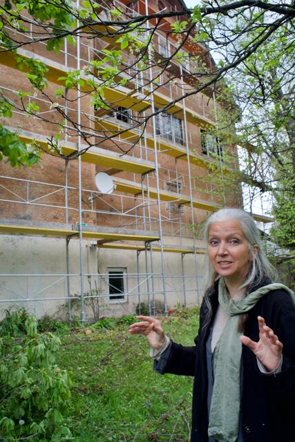 Bea von Schrader vor der eingerüsteten Fassade für die Dachsanierung. | Foto: Santrucek