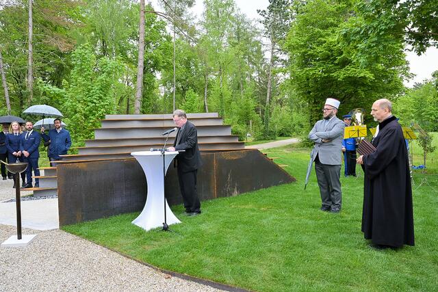 Multireligiöse Segnung der Gedenkstätte durch Bischof Manfred Scheuer, Imam Omber Berisha und Superintendent Gerold Lehner. | Foto: LINZ AG