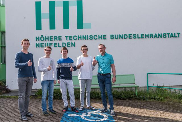 Die Siegergruppe Michael Feßl, Moritz Schwabegger, Lukas Kepplinger, Mika Köck, Elias Wöginger (nicht am Bild) und Begleitlehrer Bernhard Wurm (v.l.) | Foto: Alfred Hofer