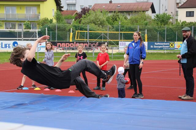 Hohe Sprünge wollen geübt sein. Auf der St. Georgener Bezirkssportanlage fangen schon die Volksschüler damit an. | Foto: Eckhart Herbe