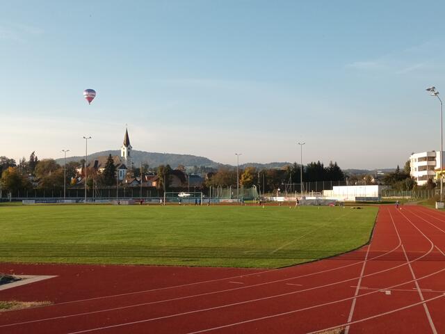 Die sanierte TSV-Leichtathletikanlage ist ein echtes Schmuckstück und ganzer Stolz von Gemeinde und Verein. | Foto: Eckhart Herbe