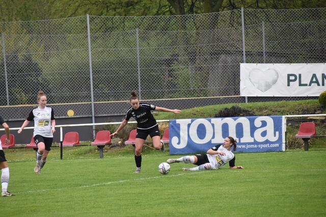 Linda Popofsits setzt sich hier gegen Tina Charwat durch. | Foto: Michael Strini
