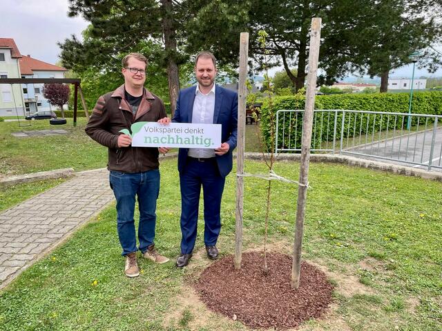 Obstbaum gepflanzt: Lukas Faulhammer und VP-Landesparteiobmann Christian Sagartz | Foto: ÖVP Großpetersdorf