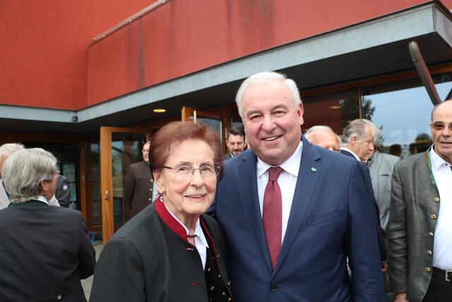 LH Hermann Schützenhöfer mit Seniorenbund-Bezirksobfrau Rosalia Tantscher | Foto: Edith Ertl