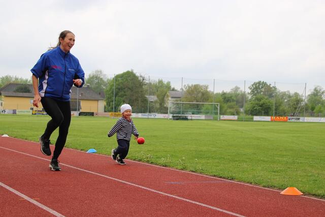 Freude an Bewegung: TSV-Nachwuchstrainerin Bettina Hötzenegger begeistert mit diesem Feeling auch Töchterchen Sandra. | Foto: Eckhart Herbe