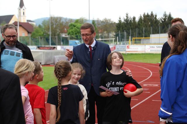 Viele Fans beim Nachwuchs schuf sich Sportlandesrat Markus Achleitner mit seiner Einladung auf ein Eis nach dem Training. | Foto: Eckhart Herbe