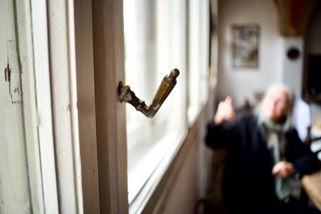 Eine weitere Baustelle im Haus: die alten Fenster und Türen. | Foto: Santrucek