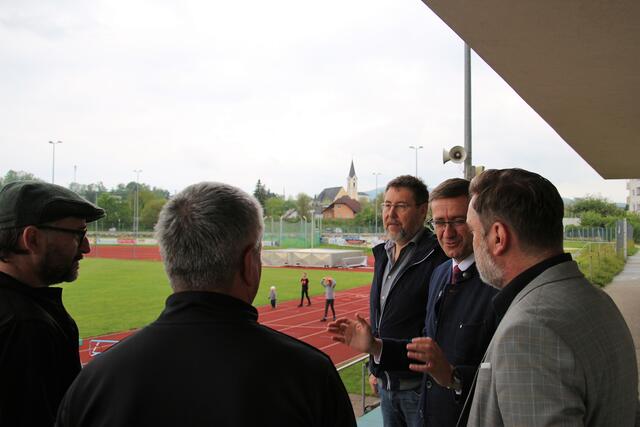 Smalltalk unter Experten: Ehrenamt, aber auch gesellschaftlicher Zusammenhalt sind unverzichtbare Säulen im Sport. Beides wir in St. Georgen mustergültig vorgelebt. | Foto: Eckhart Herbe