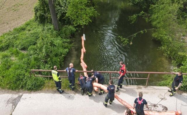 Sonntagmittag im Mühlbach in Wels-Innenstadt einen leichten nach Treibstoff riechenden Film am Mühlbach. | Foto: laumat.at/Christian Schürrer