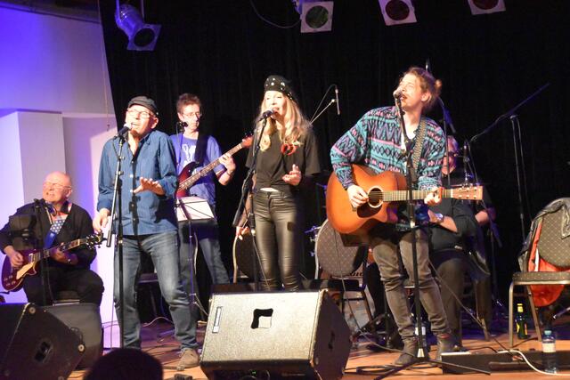 Spielten und sangen gemeinsam oder auch solo: Bruji-Sänger Joško Vlasich, Vokalistin Melinda Stoika, Liedermacher Max Schabl (von links). | Foto: Martin Wurglits