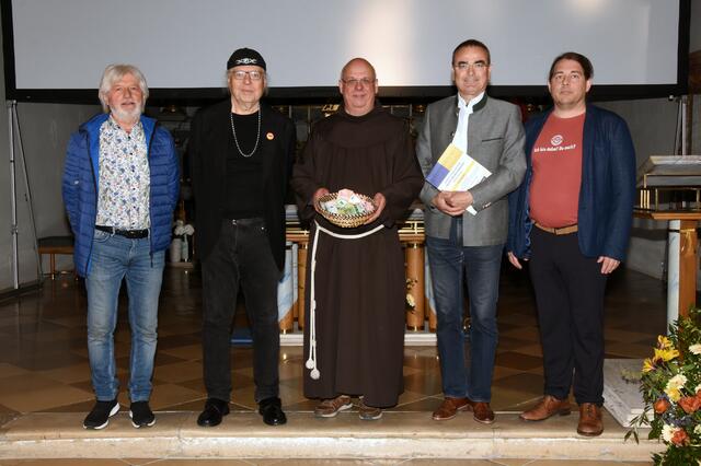 Auf einen gelungenen Abend blickten Initiator Erwin Jandrisevits, Sänger Arthur Fandl, Stadtpfarrer Raphael Rindler, Moderator Gilbert Lang und Reisefotograf Pascal Violo (von links) zurück. | Foto: Josef Lang