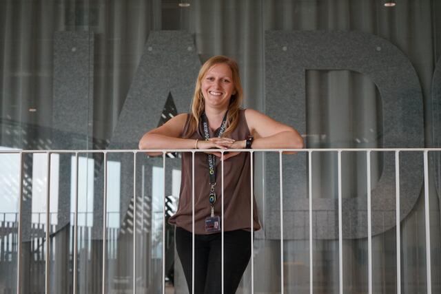 Dr. Sara Hinterplattner bei der Forschungstätigkeit im Headquarter von Dynatrace in Linz.  | Foto: Privat 