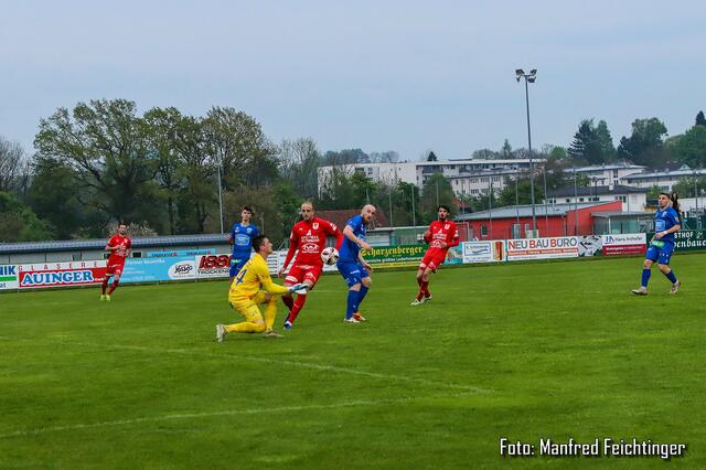 Pettenbach's Dejan Erak, in Rot, (mi.) erzielte die zwischenzeitliche Führung gegen den SV Gmundner Milch. Am Ende reichte es allerdings nur zu einem Punkt. | Foto: Manfred Feichtinger