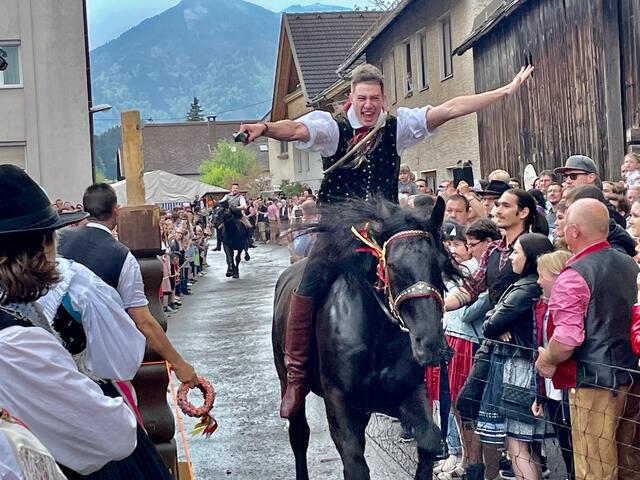 Beim Kufenstechen ging es am Wochenende in Arnoldstein ganz schön zur Sache.